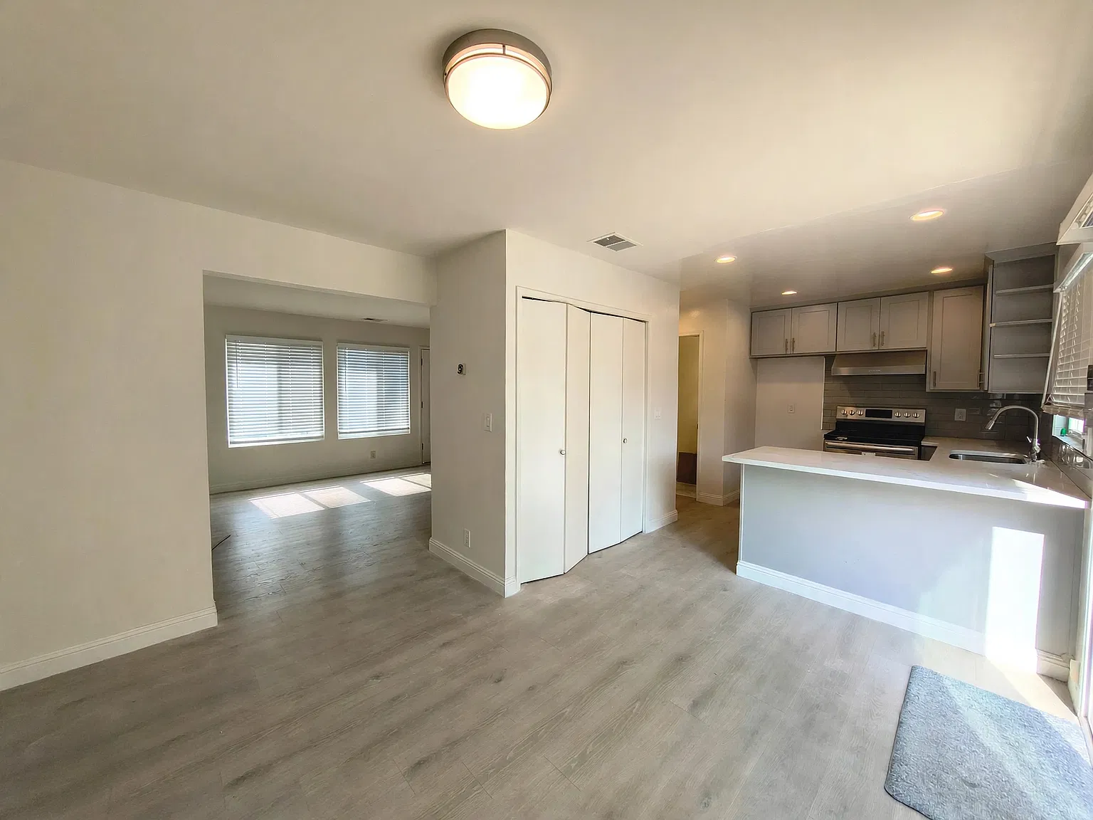 3 bed, 1.5 bath, 1176 sqft, $3,350 — Photo 2