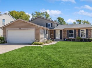 877 Thornton Ln, Buffalo Grove, IL 60089