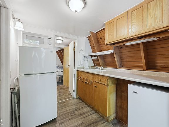 4th image of 6425 Robin Dr