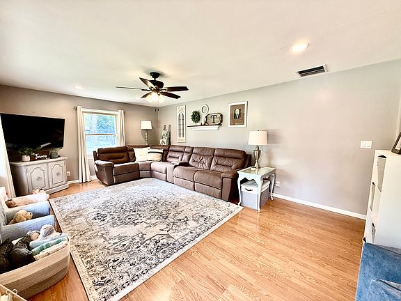 4th image of 1108 Rogers Dr
