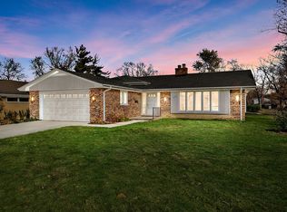 271 Stonegate Rd, Clarendon Hills, IL 60514