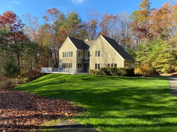 27 Foxglove Ln, Amherst, MA 01002