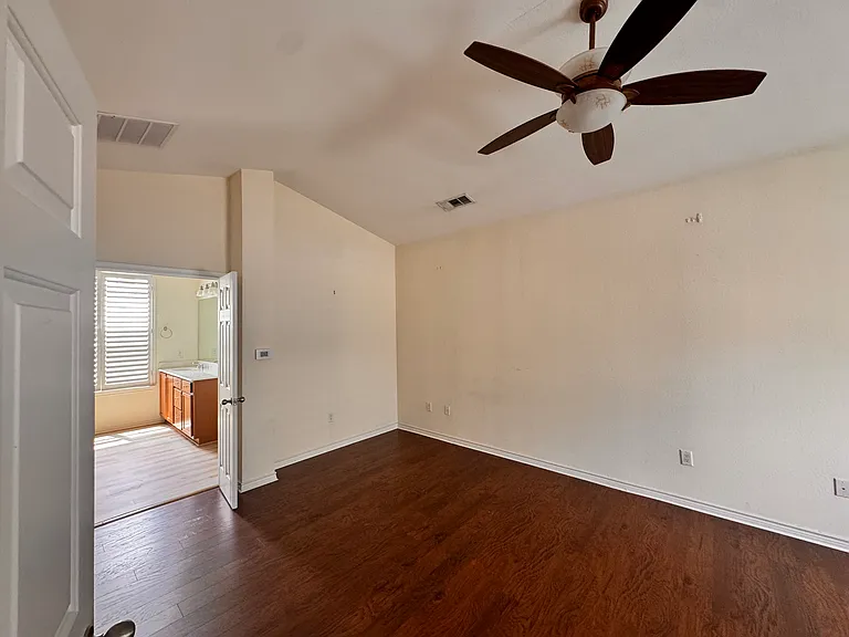 2116 Grove Park Ln — Photo 10