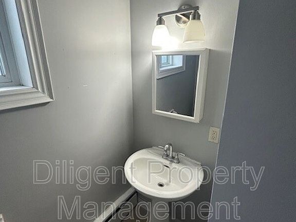 5th image of 164 Westmount St Unit 1