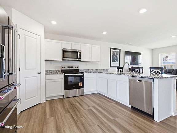 4th image of 572 Pinehurst Dr
