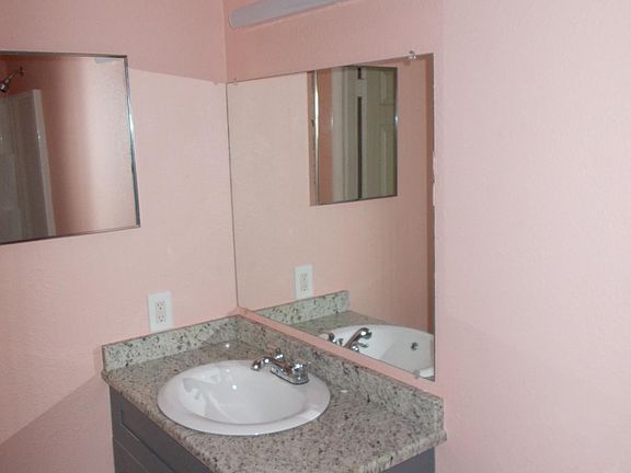 4th image of 1051 Jewel Ave