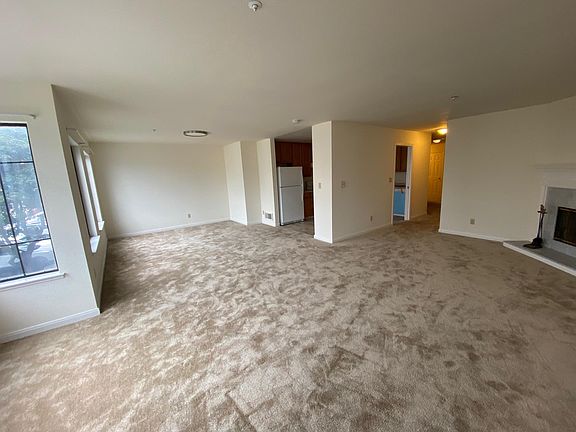 4th image of 3131 Vicente St APT 102