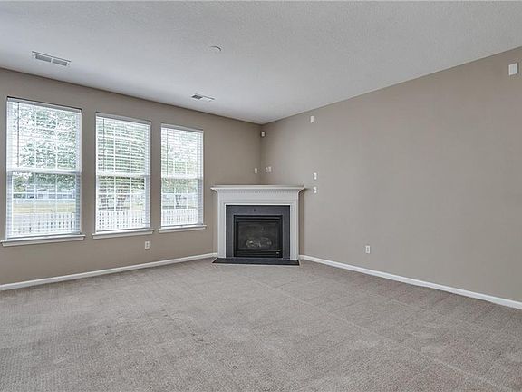 4th image of 1019 Silver Charm Cir