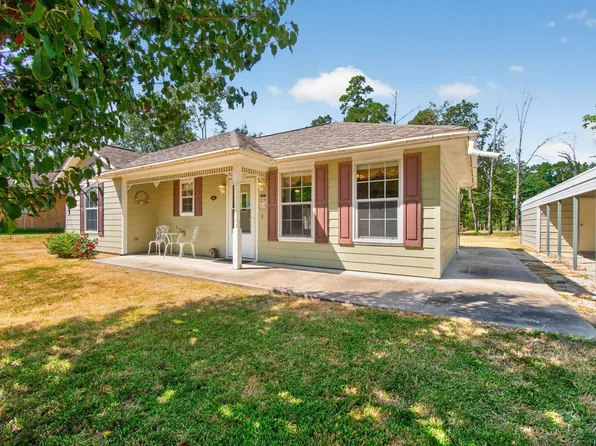 114 Holly Berry St, Onalaska, TX 77360