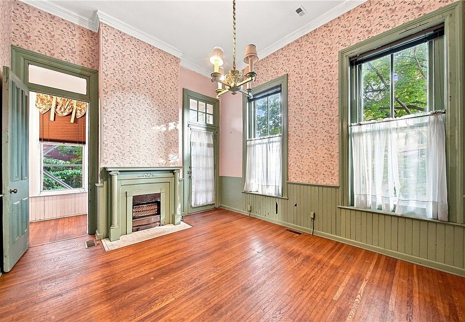 19th image of 904 Juliana St