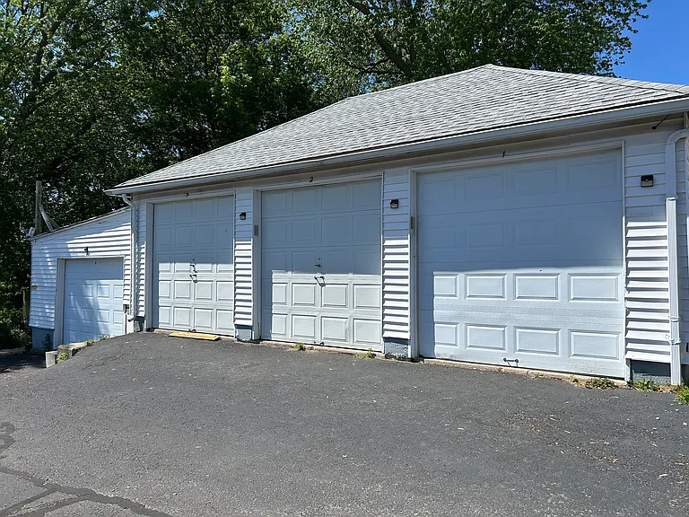 138 Kenyon Ave #&-2 — Photo 1