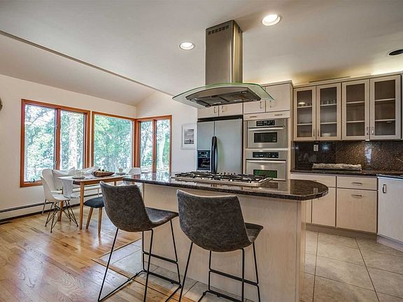 4th image of 10 Holly Ln