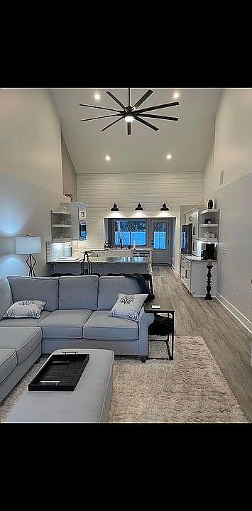 2nd image of 604 46th Ave S