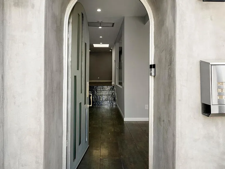 3084 Saint George St — Photo 2