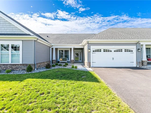 901 Pathway Ln, Webster, NY 14580