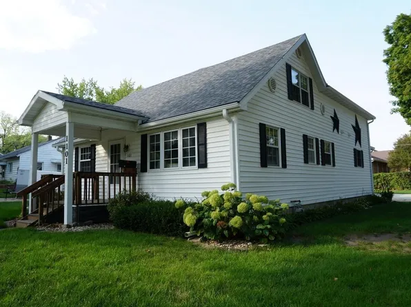 1101 Cedar St, Charles City, IA 50616