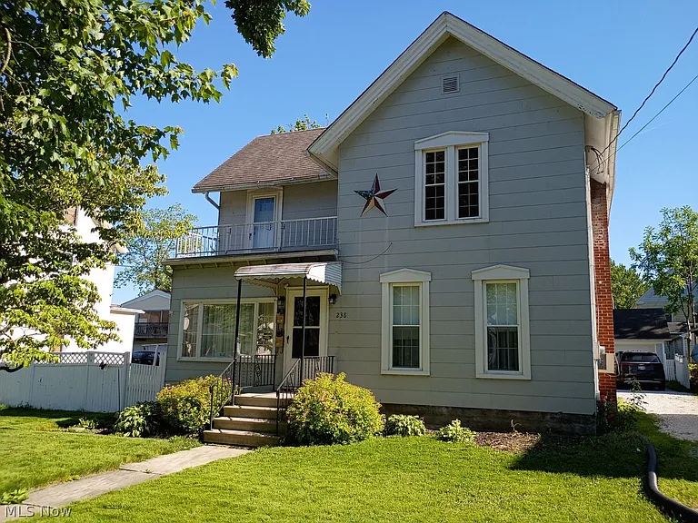 238 Howe St #UP — Photo 2