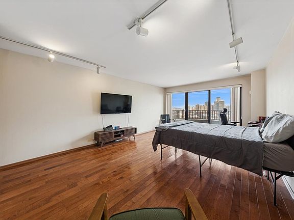 5th image of 2020 N Lincoln Park W APT 14B