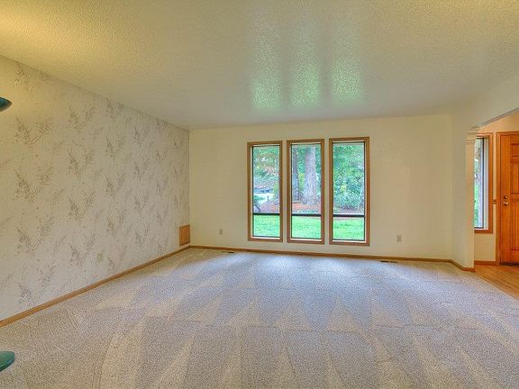 5th image of 13915 71st Ave E