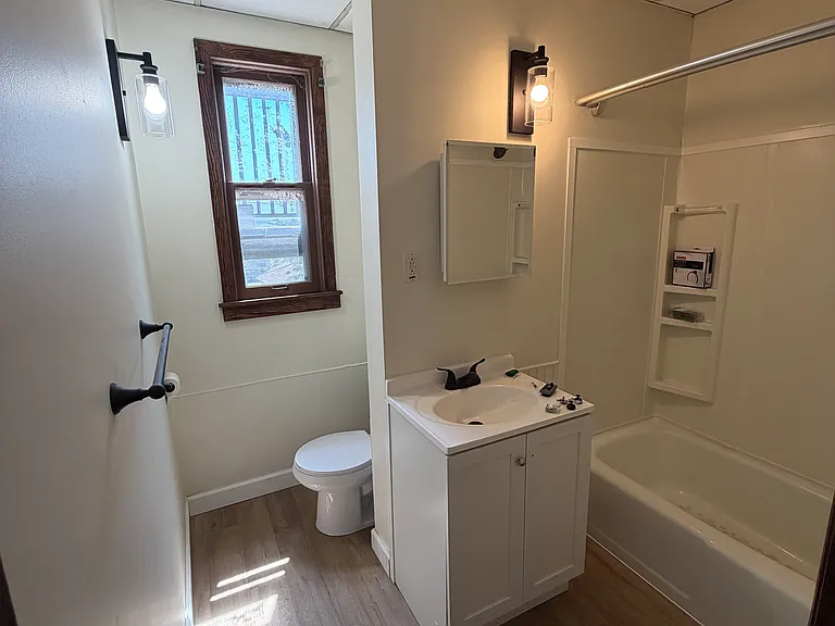 1120 E 9th St #1 — Photo 10