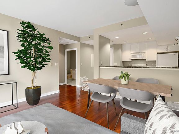 2nd image of 260 King St Unit 521