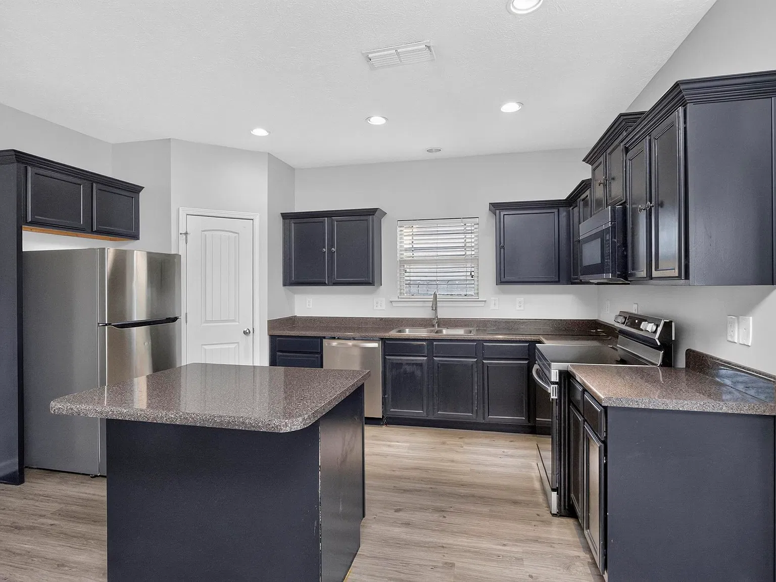 3 bed, 2.5 bath, 2249 sqft, $2,500 — Photo 3