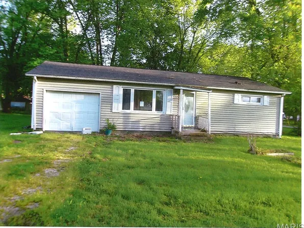 304 W Douglas St, New Douglas, IL 62074