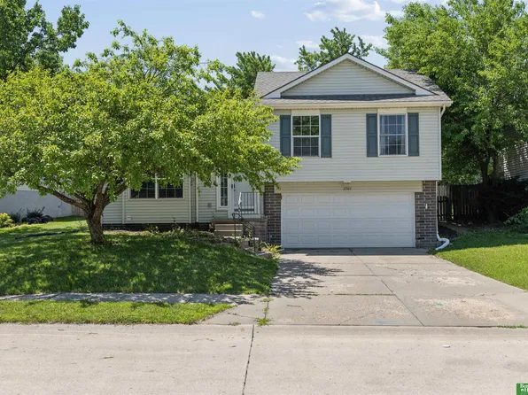 17513 Gertrude Cir, Omaha, NE 68136