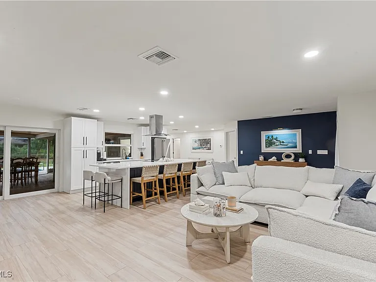 2412 La Salle Ave — Photo 4
