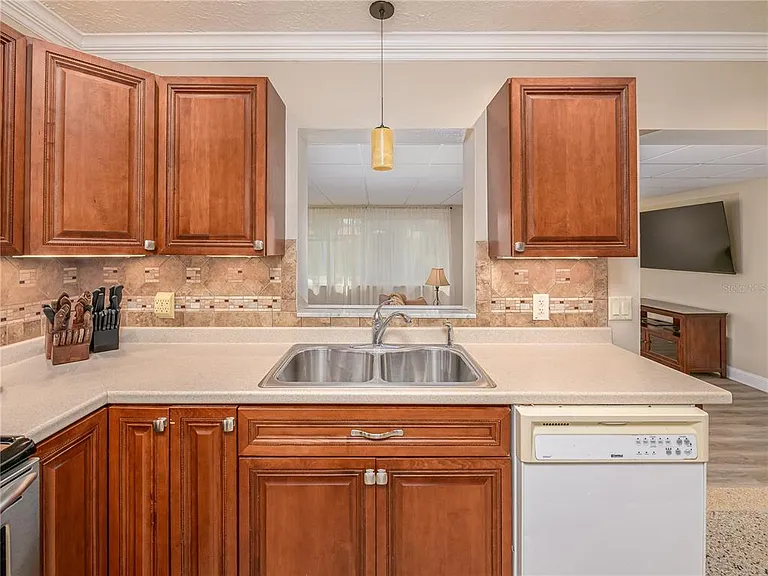 907 Hillside Ter — Photo 10