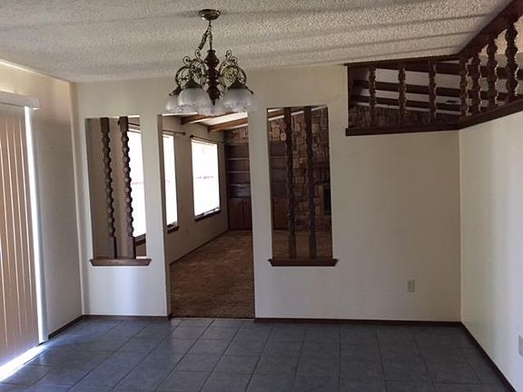 Dining Room
Sliding Glass Door to Back Yard