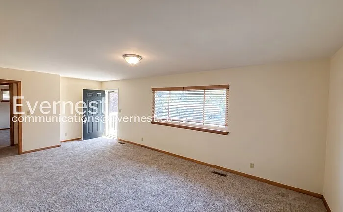 1407 Cloverdale Cir — Photo 6
