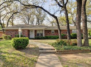 6900 Robinhood Ln, Fort Worth, TX 76112