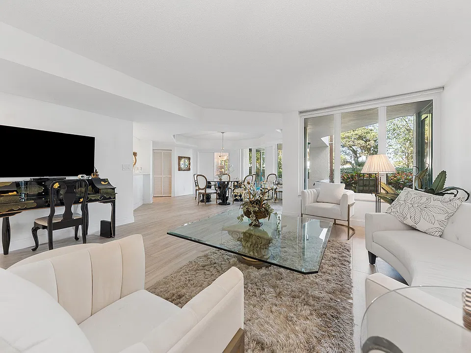 100 SE 5th Ave #102