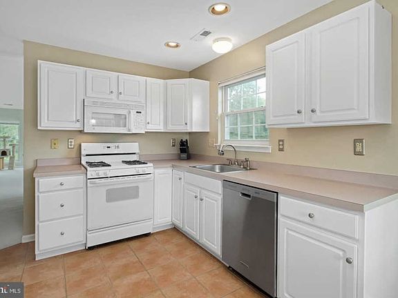 5th image of 110 Jeffords Ct #1602