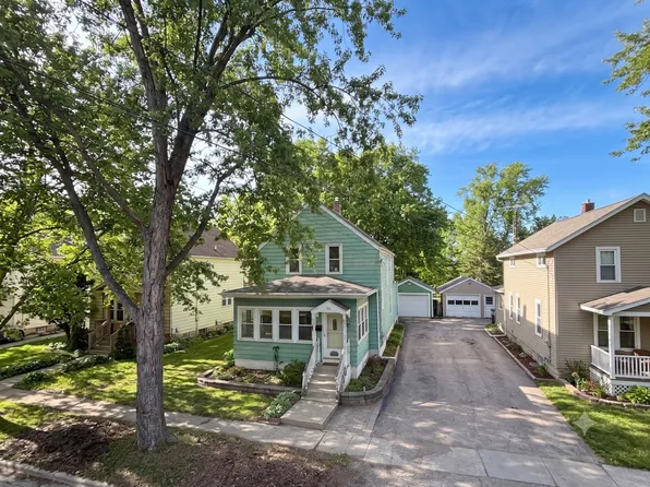 421 Center St, Woodstock, IL 60098