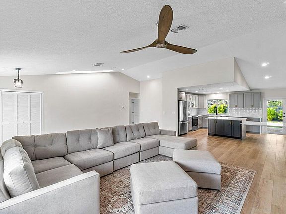 3rd image of 4593 Ellwood Dr