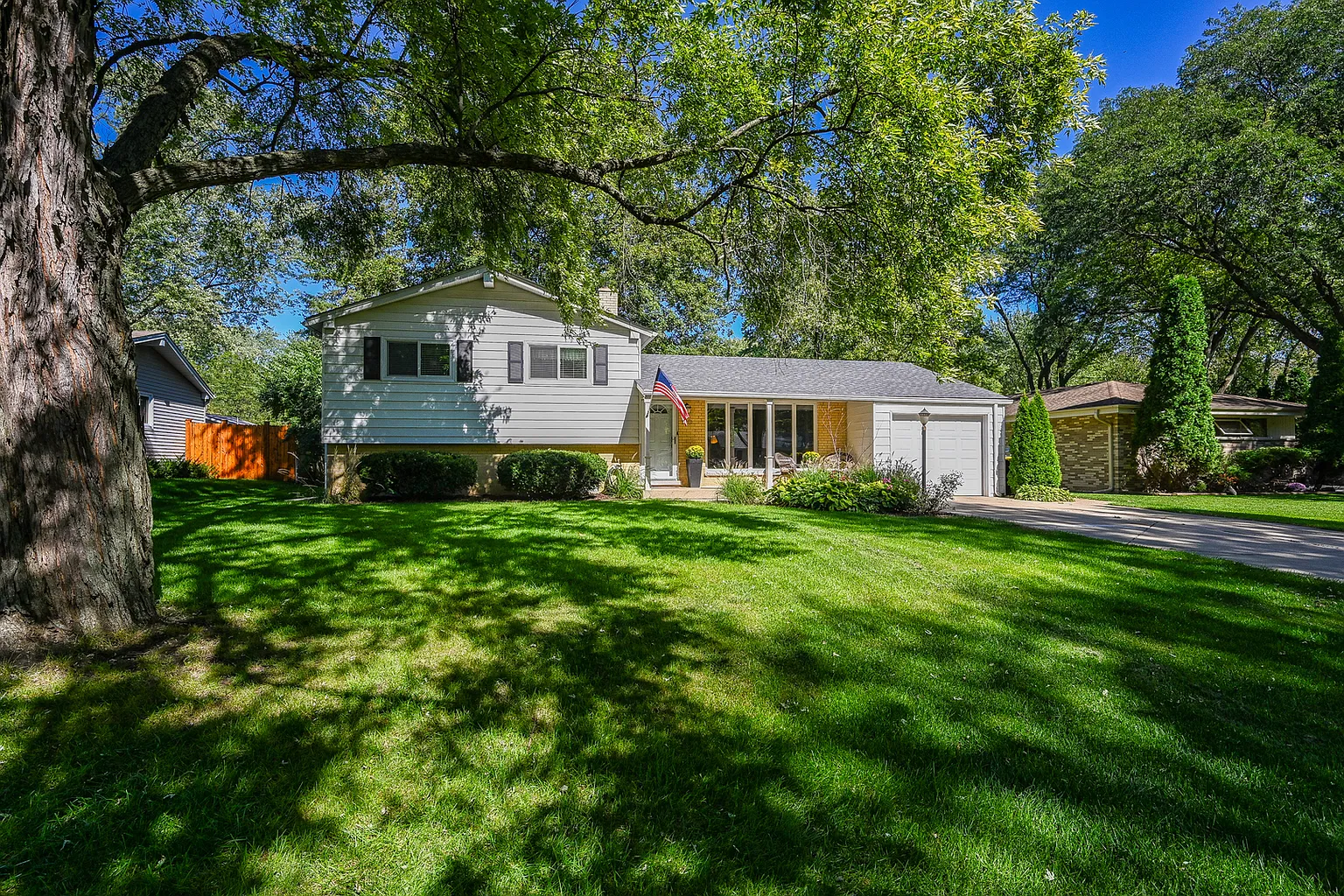 22W510 Balsam Dr photo 1