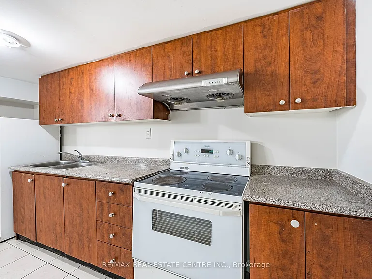 2 Milner Rd #BASEMENT — Photo 16