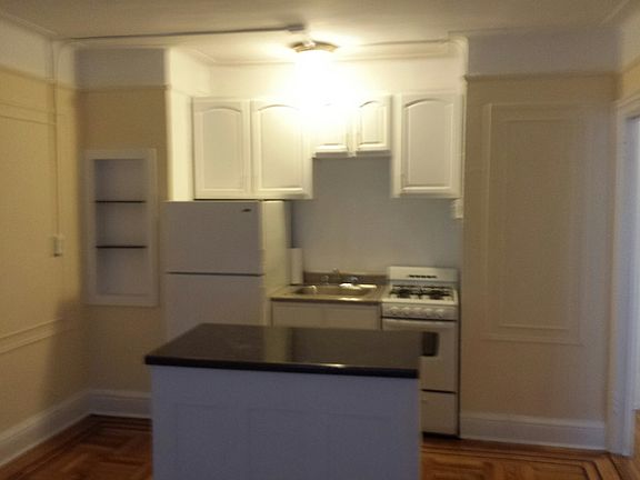 3rd image of 11815 Metropolitan Ave