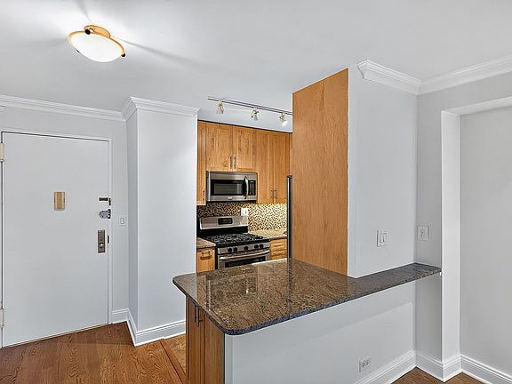 4th image of 200 E 24th St APT 910