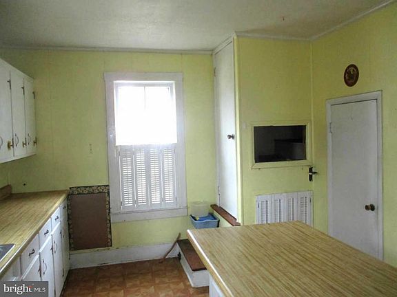 4th image of 420 Railroad Ave