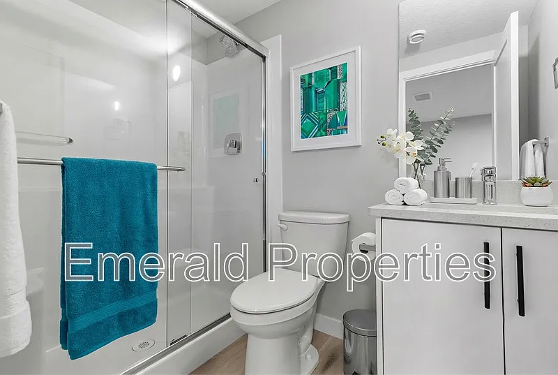 3 bed, 3.0 bath, 1400 sqft, $2,550 — Photo 2