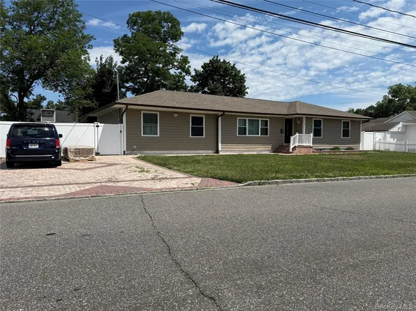 32 Bedford Street, Copiague, NY 11726