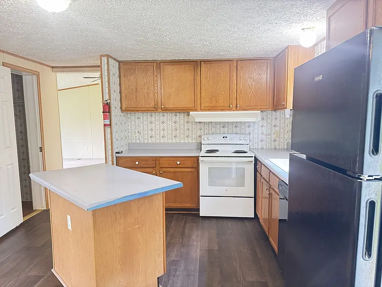 1451 Columbus Rd — Photo 2