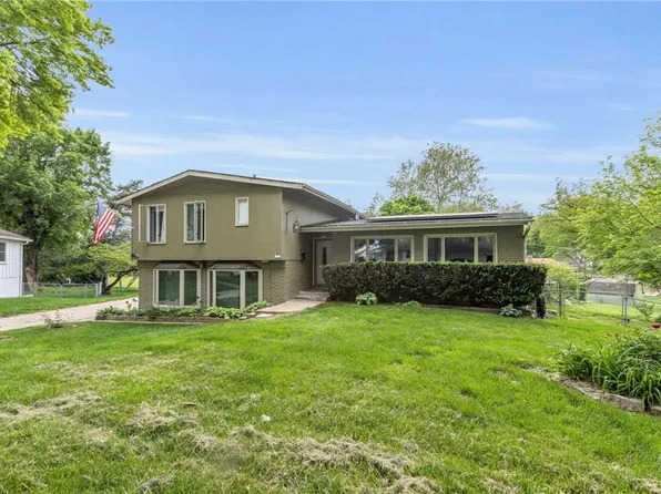 10912 Elmwood Dr, Kansas City, MO 64137