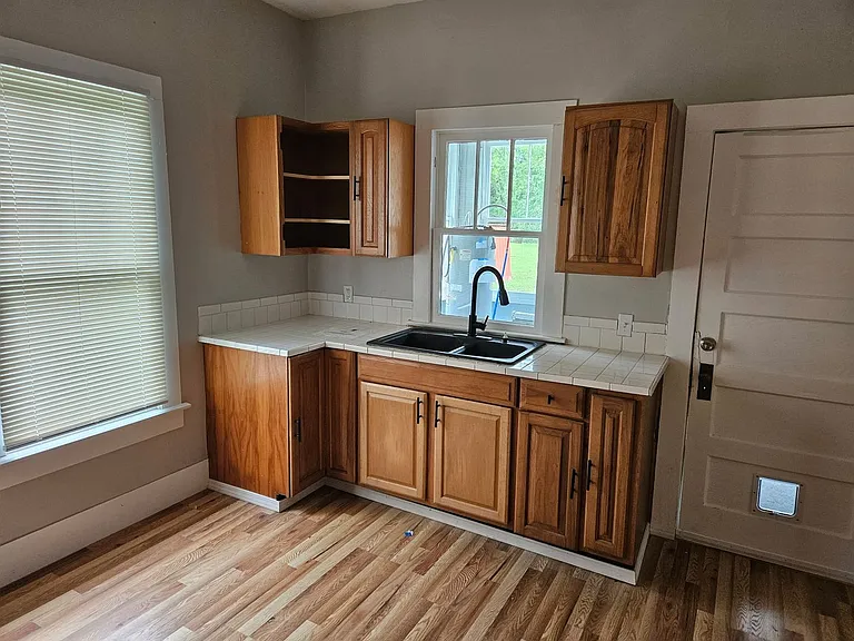 418 Newport Ave — Photo 4