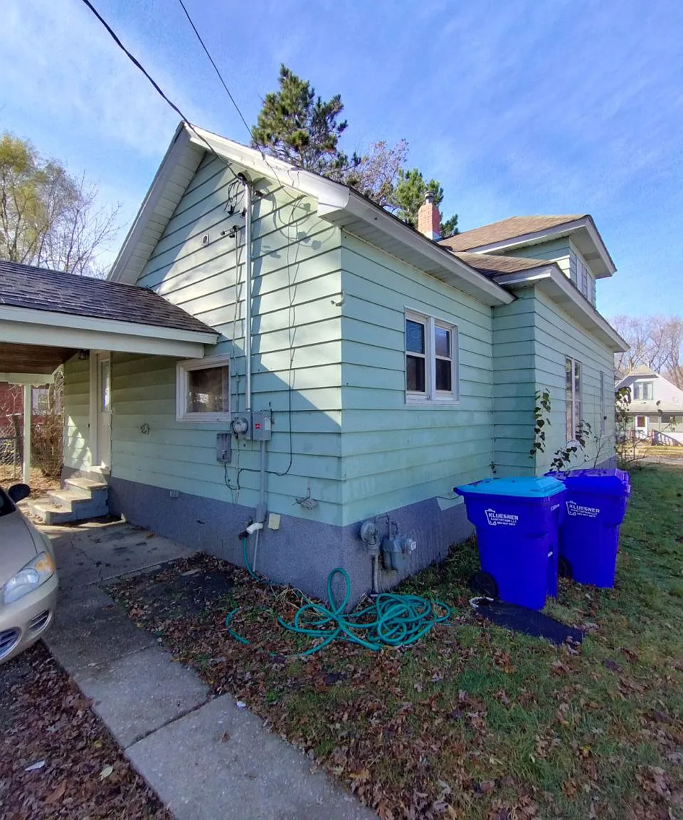 3 bed, 1.5 bath, 1152 sqft, $1,000 — Photo 1