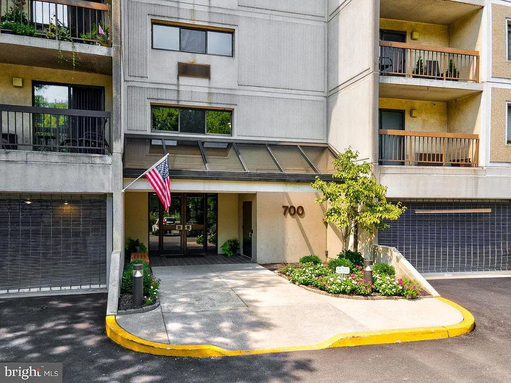 2 bed, 2.0 bath, 1083 sqft, $2,400 — Photo 2