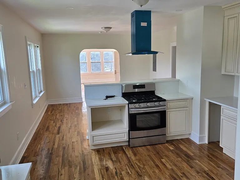 921 Cooke St — Photo 5
